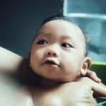 rôm sảy tắm lá gì