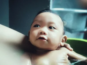 rôm sảy tắm lá gì