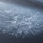 Minh họa: Băng giá là gì: hiện tượng nước đóng băng dưới 0°C và hành vi bán phá giá trong kinh doanh