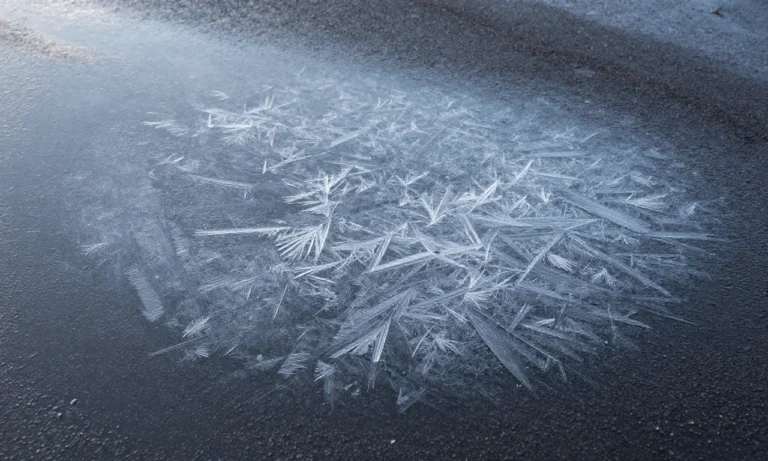 Minh họa: Băng giá là gì: hiện tượng nước đóng băng dưới 0°C và hành vi bán phá giá trong kinh doanh