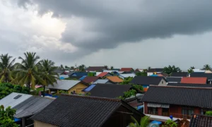 Minh họa: Bão táp mưa sa là gì: nghĩa đen, nghĩa bóng và nguồn gốc