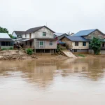 Minh họa: Bồi lắng lòng sông và nguy cơ ngập: mực nước dâng cao hơn mặt bằng dân cư