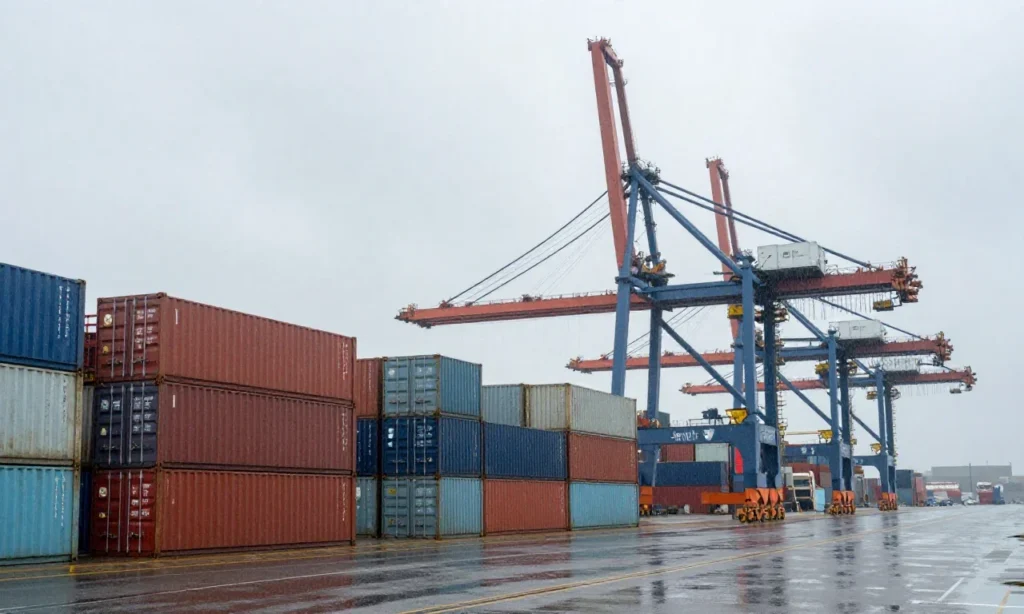 Minh họa: Chi phí logistics tăng vì thời tiết xấu