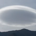 Minh họa: Mây thấu kính Lenticular hình đĩa bay là hiện tượng tự nhiên hiếm gặp