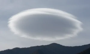 Minh họa: Mây thấu kính Lenticular hình đĩa bay là hiện tượng tự nhiên hiếm gặp