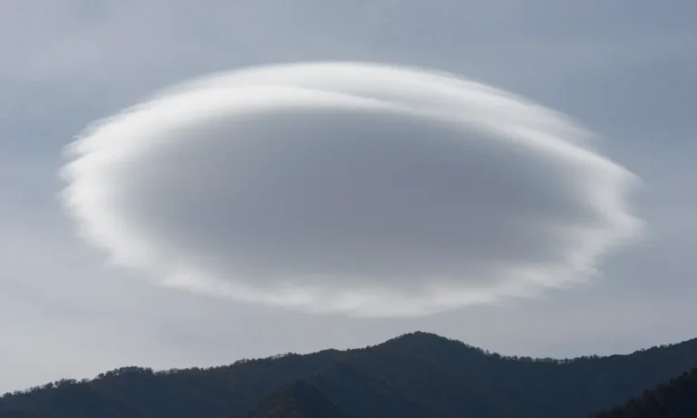 Minh họa: Mây thấu kính Lenticular hình đĩa bay là hiện tượng tự nhiên hiếm gặp