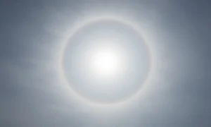 Minh họa: Mây ti tầng Cirrostratus tạo quầng mặt trời: cơ chế hình thành và ý nghĩa dự báo thời tiết