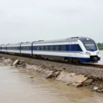 Minh họa: Tàu hỏa dừng chạy khi mưa lũ do sạt lở đường ray đe dọa an toàn