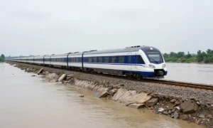 Minh họa: Tàu hỏa dừng chạy khi mưa lũ do sạt lở đường ray đe dọa an toàn