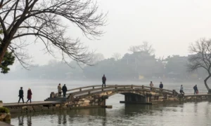 Minh họa: Tháng nào lạnh nhất ở Huế? Tháng 12 là thời điểm nền nhiệt xuống thấp nhất, trung bình 15 đến 23 độ C.