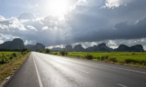 Minh họa: Thời tiết miền trung tháng 7 như thế nào: nắng nóng gay gắt và nguy cơ bão lũ cao