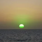 Minh họa: Tia chớp lục Green flash lúc mặt trời lặn