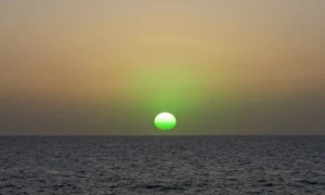Minh họa: Tia chớp lục Green flash lúc mặt trời lặn