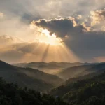 Minh họa: Tia hoàng hôn crepuscular rays là gì: hiện tượng ánh sáng xuyên qua khe mây tạo vệt sáng rực rỡ