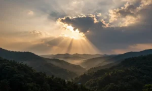 Minh họa: Tia hoàng hôn crepuscular rays là gì: hiện tượng ánh sáng xuyên qua khe mây tạo vệt sáng rực rỡ