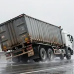 Minh họa: Xe tải lật vì gió giật mạnh: nguyên nhân chính và cách xử lý an toàn